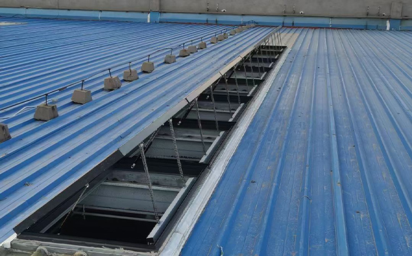 某城市大型商业综合体中庭策勒排烟窗工程