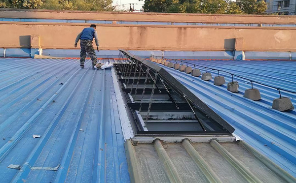 某区域性物流仓储中心策勒排烟窗系统安装项目